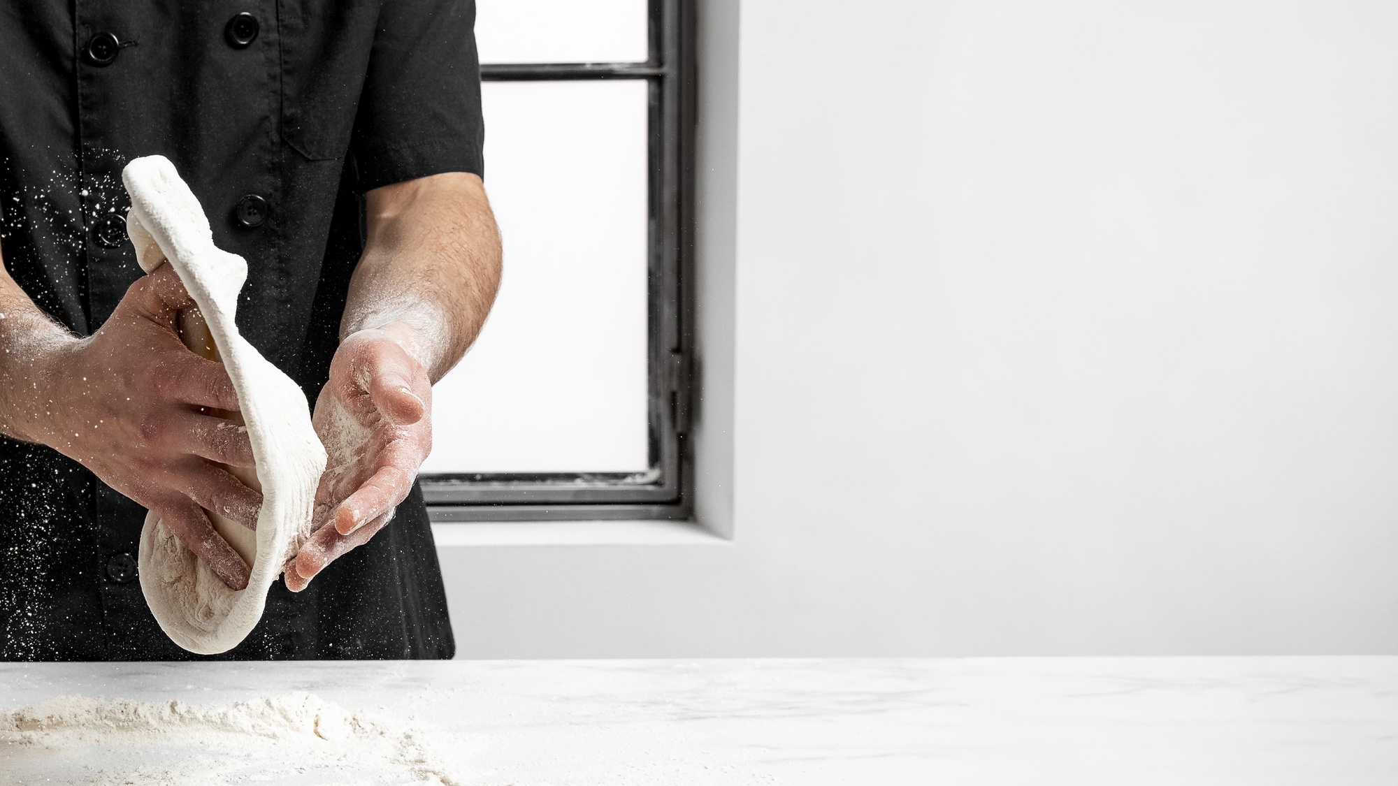 Chef che plasma impasto in cucina moderna